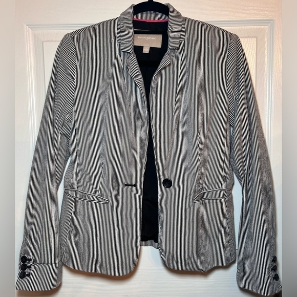 Banana Republic Women’s Fitted Seersucker Blazer- Navy/White Pinstripes/ Size 6 - Picture 2 of 7